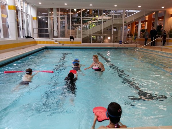 Angebot wird fortgesetzt: Die städtische Schwimmmeisterin Sonja Jakobskrüger half im Winter 2018 Schülern beim Schwimmen lernen. Diese Schwimmunterstützung soll es auch diesen Winter wieder geben. - © Archivfoto: Jost Wolf