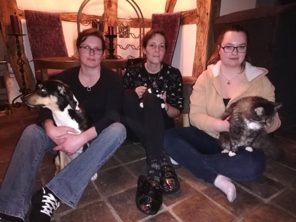 Die Mitglieder des Vereins "Alles für die Katz" (von links) Jessica Klöpperpieper, Daniela Klöpperpieper und Michelle Aulich setzen sich für die wilden Katzen in Dörentrup ein. - © Kirsten Fuhrmann