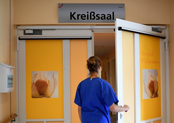 Es gibt Frauen, die während der Geburt im Kreißsaal traumatische Erfahrungen machen müssen. - © Britta Pedersen/dpa-Zentralbild/dpa