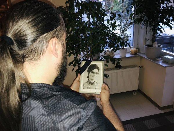Konstantinos Curis mit dem Bild der bei einem Brandanschlag getöteten Alexandra Rousi. - © Marc Schröder
