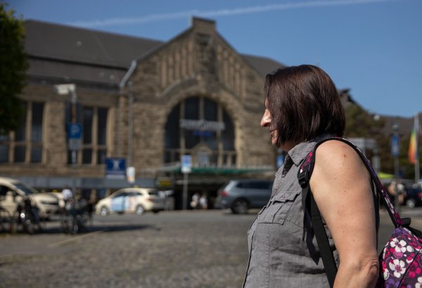 Elke M am Hauptbahnhof. Dort wurde sie gegen ihren Willen gefilmt und dort tauchen die beiden Video-Provokateure immer wieder auf. - © Oliver Krato
