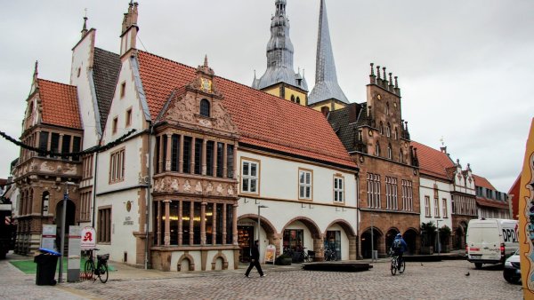 Das Rathaus in Lemgo. - © Katrin Kantelberg
