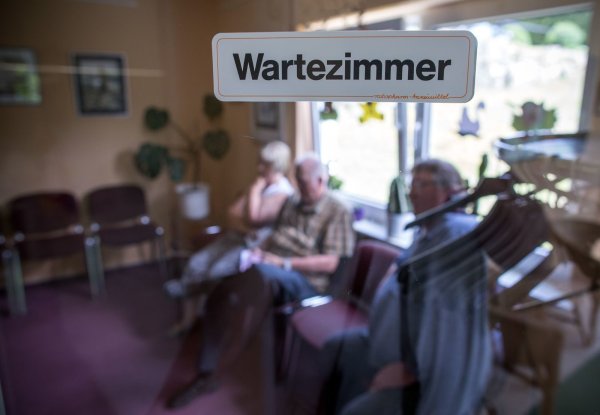 Ein Wartezimmer mit Patienten: Stark infektiöse Krankheiten wie Covid 19 können hier weitergegeben werden. - © picture alliance/dpa