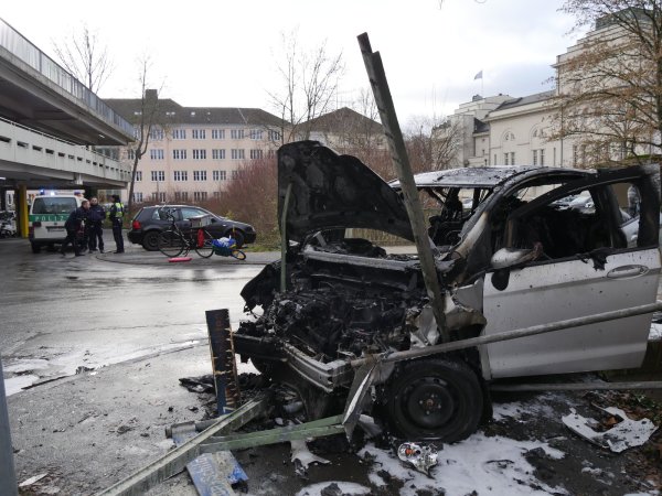 Der silberne Ford ist vor dem Parkhaus komplett ausgebrannt. - © Jost Wolf