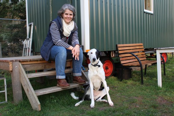 Hundetrainerin Gabi Ritter, hier mit ihrem eigenen Windhund-Mix "Siena", möchte anderen Vierbeinern in Corona-Zeiten Auslauf verschaffen. - © Sandra Castrup