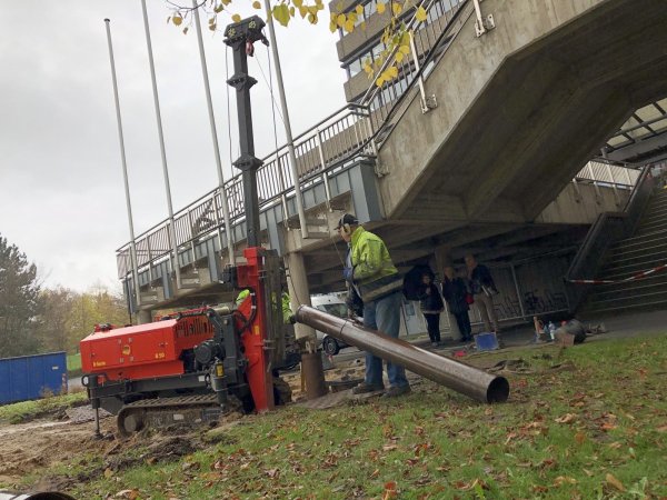 Vorbereitung: Arbeiter rammen Stahlrohre in den Boden. Wenn sie festen Grund erreicht haben, werden sie mit Beton verfüllt. Sie sollen später die gut 100 Quadratmeter große Betonplatte stützen, die den 50 Meter hohen Kran trägt. - © Sven Kienscherf