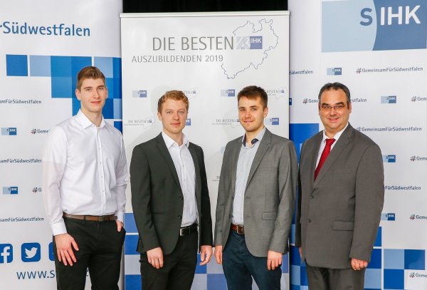 IHK-Weiterbildungsreferent André Reinisch (rechts) mit drei lippischen Auszubildenden, die in Hagen geehrt wurden: Kevin Spiech (Vogelsänger), Adrian Quiering (Dehrendorf und Wendt) und Philipp Benjamin Röring (Wortmann, von links). Auf dem Bild fehlt Tabea Bogner. - © IHK Hagen (SIHK)
