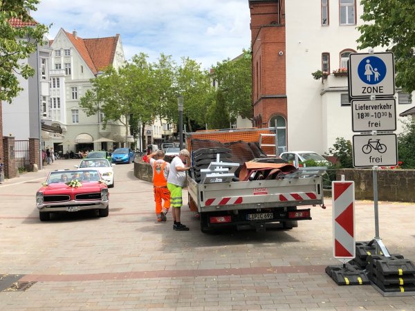 Die Fußgängerzone wird um die Steege erweitert. Mitarbeiter der Stadt stellen entsprechende Schilder auf. - © Thomas Reineke(LZ)