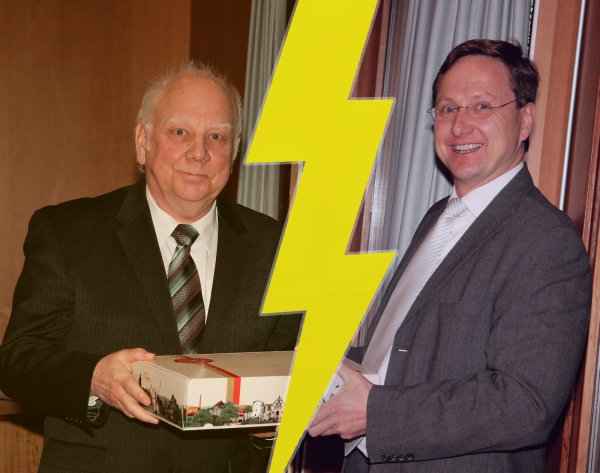 Vor drei Jahren dankte Augustdorfs Bürgermeister Dr. Andreas Wulf Lutz Müller für seine langjährige Tätigkeit als Schiedsmann. Heute treffen die Parteikollegen viele Beschlüsse gemeinsam. Doch der Tonfall ist rauer geworden.  - © ArchivFoto: Gordula Gröne / Montage: Torben Gocke
