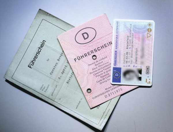 Führerscheine verschiedener Dekaden. - © Andreas Frücht