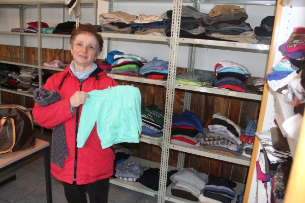 Astrid Stebani hilft beim Sortieren der Sachen in der Kleiderkammer. Sie hofft, dass sich die Regale bald wieder mit mehr Kleidung für Kinder und Jugendliche füllen werden. - © Michaela Weiße