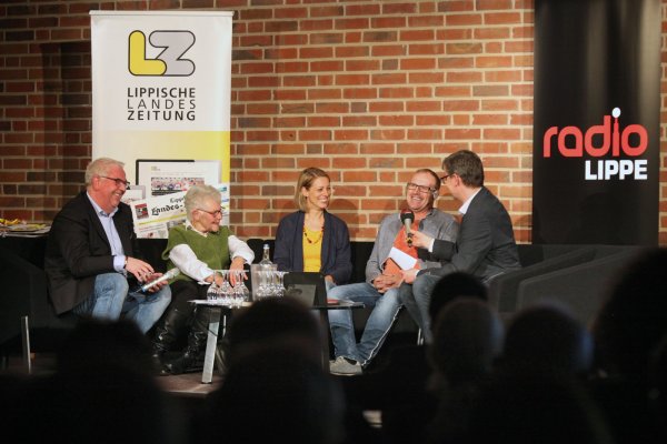 von (links) Fallschirmspringerin Annelies Schäfermann sowie Stefanie und Andreas Graßl, die einen Brand in Dörentrup gelöscht haben. - © Bernhard Preuss