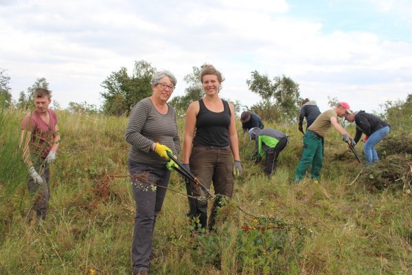 Fleißige Helfer: Pauline Zenetti (Mitte, rechts) führt mit ihrer Gruppe, dazu gehört unter anderem Ellen Hombergen aus Essen (Mitte, links), Pflegemaßnahmen auf dem Preußischen Velmerstot durch. Seit 2014 kommt jährlich ein Team des Vereins Bergwaldprojekt für eine Woche für diese Arbeiten nach Horn-Bad Meinberg. - © Michaela Weiße