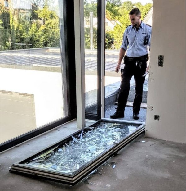 Nur noch Splitter: Am Haus von Michael Melcher zerstörten die Täter unter anderem diese 80 Kilogramm schwere Fensterscheibe – samt Rahmen. - © Michael Melcher