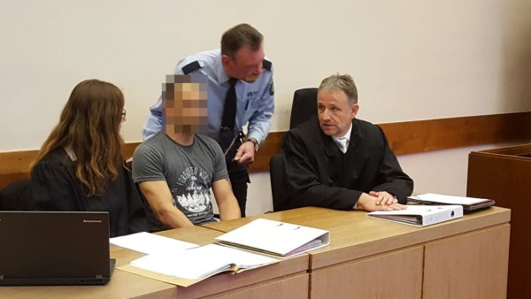 Rechtsanwalt Christian Thüner im Januar 2018 beim Mordprozess um ein Familiendrama in Pivitsheide. Sein Mandant hatte seine Lebensgefährtin vor den Augen der gemeinsamen Tochter getötet. - © Vera Gerstendorf-Welle