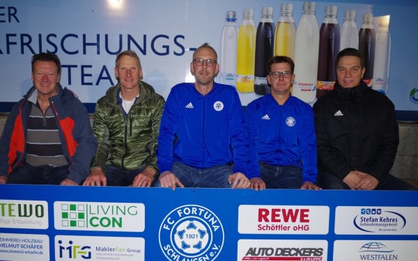 Ein Team für die Zukunft: (von links) Bodo Kibgies, Vorsitzender Fortuna Schlangen, Werner Koch, Sportlicher Leiter, die neuen Trainer Kai David und Sascha Weber sowie Sven Schlüter, stellvertretender Vorsitzender Fortuna. - © FC Fortuna Schlangen