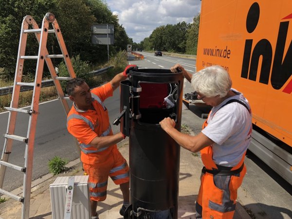 Achtung Blitzer: Ali Ulas (links)und Dirk Kaminski von dem beauftragten Unternehmen für Verkehrstechnik bauen den Blitzer am Montag an der Ostwestfalenstraße an der Abfahrt Messezentrum auf. Bis Ende der Woche sollen Kamera und Blitzer eingebaut werden. - © Sven Kienscherf