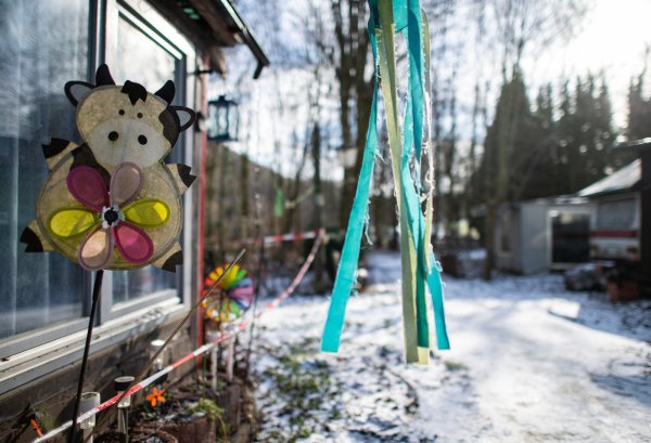 Im lippischen Lügde: Windspiele an einem Gebäude auf dem Campingplatz „Eichwald“. Auf dem Gelände waren Kinder für Pornodrehs missbraucht worden. Drei Tatverdächtige sitzen in U-Haft. Foto: DPA - © Guido Kirchner