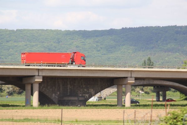 Die Weserflutbrücke der Autobahn 2 in Bad Oeynhausen muss noch enmal repariert werden. Es ist der dritte Versuch in drei Jahren, das Bauweerk instandzusetzen. - © Ulf Hanke