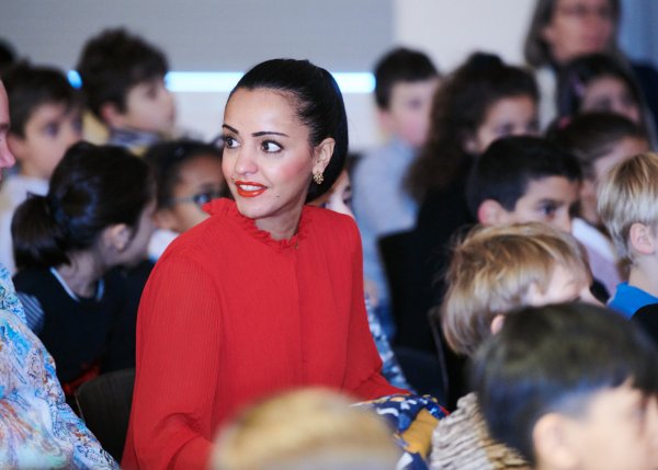 Sawsan Chebli (SPD), Staatssekretärin für Bürgerschaftliches Engagement und Internationales in der Berliner Senatskanzlei, sitzt mit vielen Schülerinnen und Schülern als Gast in einer Schulaufführung. - © Annette Riedl/dpa