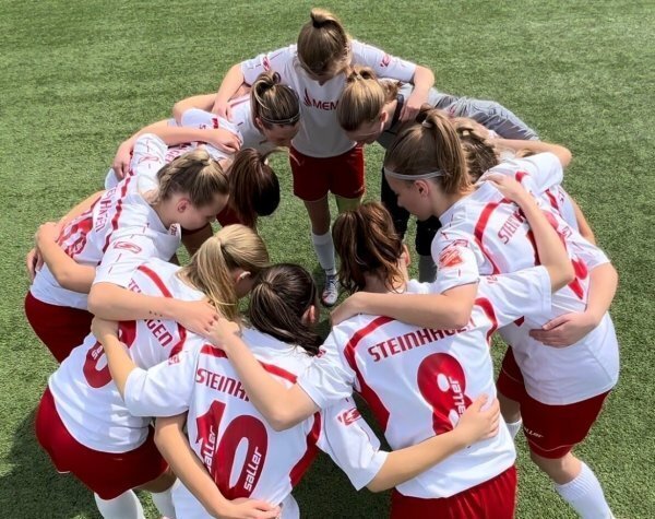 Steinhagens Fußballerinnen spielen in der Bezirksliga. Ihr Auftritt im Internet ist aber Königsklasse. - © Camilla Schrijvers