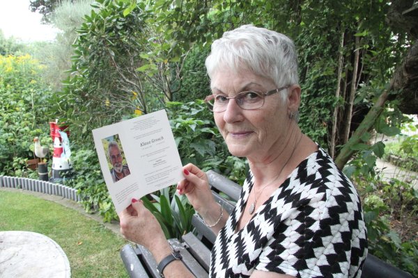 Erinnerung: Angelika Grosch hat für die Trauerkarte ein Foto ihres Mannes Klaus ausgewählt, auf dem er lächelt. „So haben wir Klaus in Erinnerung", sagt die 69-Jährige. - © Carolin Nieder-Entgelmeier