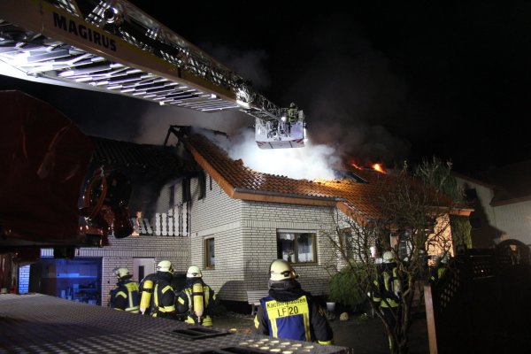 Voller Einsatz: Von der Drehleiter aus haben die Feuerwehrleute versucht, den Brand des Einfamilienhauses zu bekämpfen. Zu retten ist das Gebäude jedoch nicht mehr. - © Wolfgang Becker