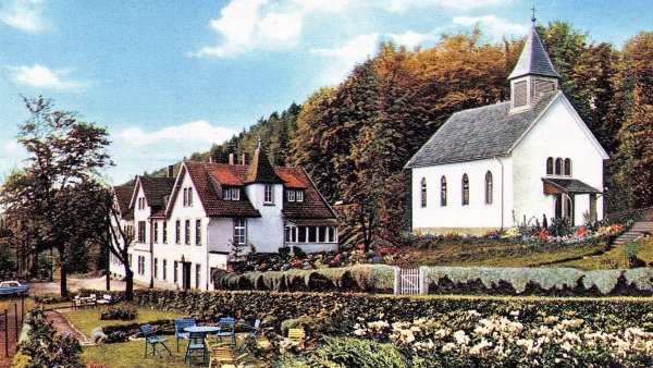 Auf farbigen Postkarten aus den 1960er Jahren ist das St. Hedwigshaus und seine neugebaute Kapelle am Ende der Hermannstraße zu sehen. - © Repro Horst Biere