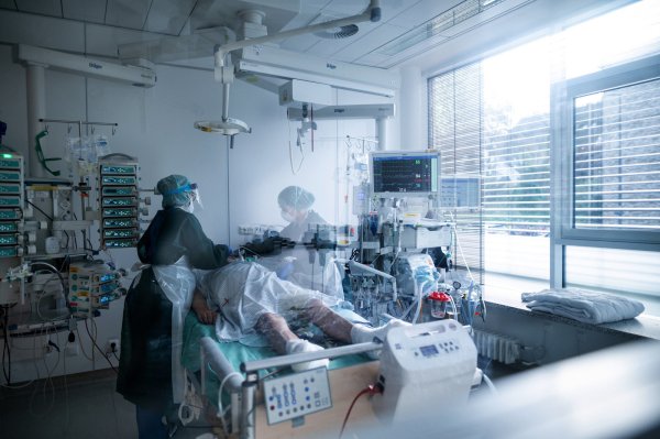 In den Kliniken sind immer mehr Covid-19-Patienten zu versorgen – auch der Kreis stößt dabei an seine Kapazitätsgrenzen. - © Symbolfoto/picture alliance