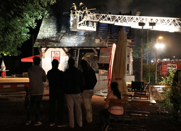 Fassungslos: Hilflos und entsetzt bobachtete die Pächterfamilie das Geschehen hinter der Absperrung. Sie waren von der Polizei informiert worden. - © Simone Flörke
