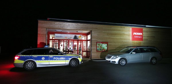 Polizeibeamte untersuchen die Räume auf Spuren, nachdem die Opfer des Überfalls in Sicherheit waren und ein Täter gefasst war. - © Gerald Dunkel