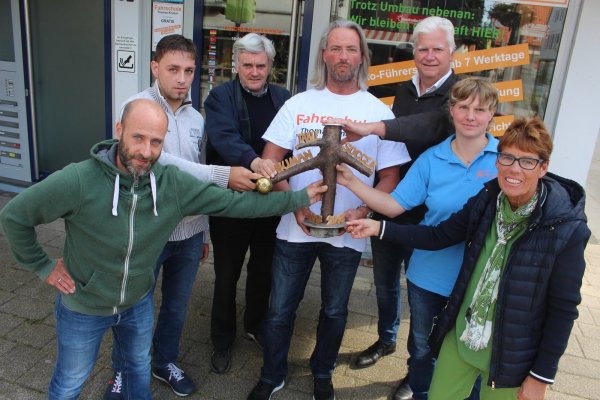 Halten den begehrten „Fahrschule Thomas Knauer"-Pokal in den Händen: (von links): Roland Gratopp (Ansprechpartner Bands), Bäckermeister Jan Mellies, Friedrich-Wilhelm Runte (Vorsitzender „In Horn Gemeinsam"), Fahrschullehrer und Hauptsponsor Thomas Knauer, Manfred Hütte (stellvertretender Vorsitzender „In Horn Gemeinsam"), Sandra Albrecht (Familienzentrum Pusteblume) sowie Annette Gowin (Tennisclub Blau-Weiß Horn). - © Michaela Weisse