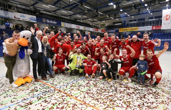 Champion 2018: Der FC Augustdorf feiert in der Lipperlandhalle. - © Sebastian Lucas