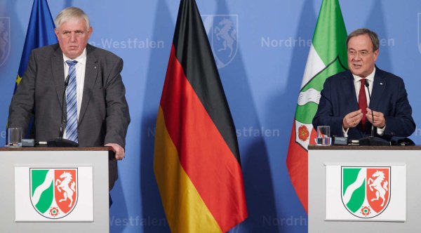 Ministerpräsident Armin Laschet (r.) und Gesundheitsminister Karl-Josef Laumann informieren über die Corona-Lage in NRW. - © Picture Alliance