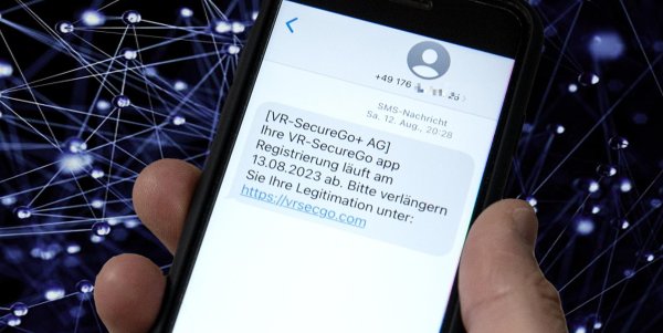 Mit so einer Kurznachricht lockten die Täter die Bielefelderin aufs Glatteis. Wegen des Wechsels ihrer Bank hatte sie mit einer Änderung der App-Technik gerechnet. - © Jörg Dieckmann - www. dieckmann-fotodesign.de