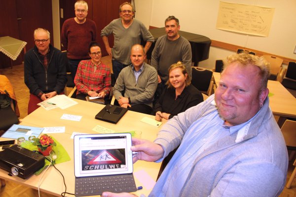 Richtungsweisend in die Zukunft: Engagieren sich für eine zukunftsfähige Gemeinde (von links): Johannes Kopel-Varchmin, Dieter Vollmer, Julia Klöpping, Martin Nowosad, Marcus Püster, Marco Dornhof, Bianca Rolf und Henning Schwarze. - © Michaela Weiße
