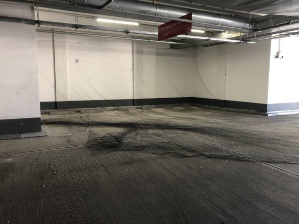Im Parkhaus Centrum werden Netze aufgehängt. - © Robert Glass