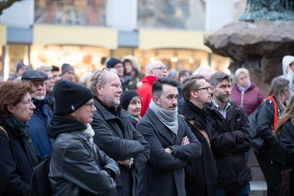 Zahlreiche Menschen gedenken der Opfer von Hanau - © Torben Gocke