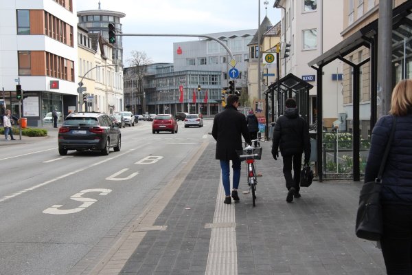 Viel Verkehr: Die CDU setzt sich dafür ein, dass Radfahrer und Fußgänger überall sicher geführt werden – egal, ob auf der Paulinenstraße (im Bild) oder in den Ortsteilen. Dafür muss aus ihrer Sicht die Infrastruktur verbessert werden. - © Jana Beckmann
