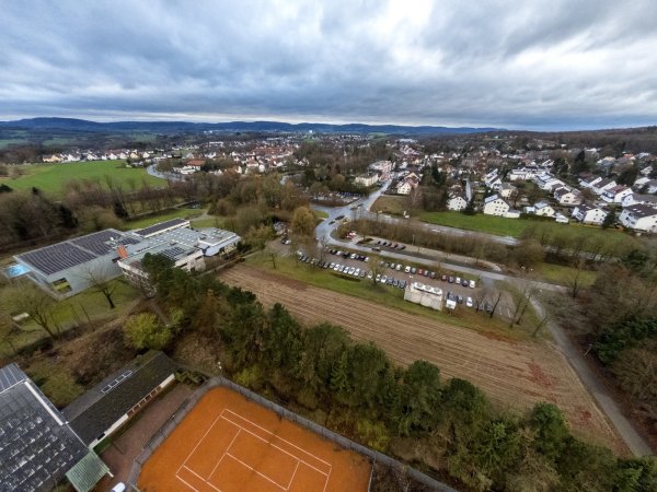 Auf dem schmalen Streifen zwischen dem Tennisplatz und dem Parkplatz könnte in Bad Meinberg ein Gesundheitszentrum entstehen. Zulässig wären aber auch andere Nutzungen von einem Klinikbetrieb über Dienstleistungsangebote bis hin zu Sport- und Freizeitanlagen. - © Torben Gocke