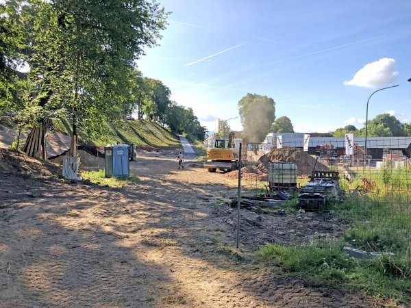 Der Vattipark an der B 1 wird derzeit komplett umgestaltet. Wo einst das „Hotel Am Niederntor"-Schild stand, steht jetzt ein Dixi-Klo. - © Silke Buhrmester