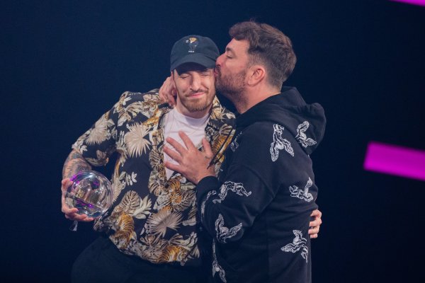 Casper (l.) und Marteria freuen sich bei der Verleihung der 1Live-Krone über die Auszeichnung in der Kategorie "Bester Live Act". - © Rolf Vennenbernd/dpa