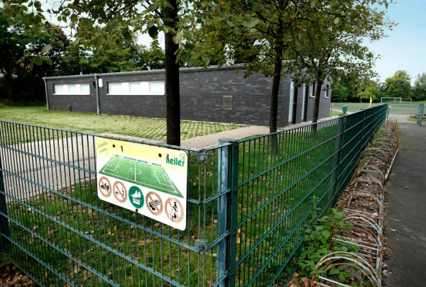 Nach einem Fußballspiel der Kreisliga C zwischen dem FC Internationale Gütersloh und dem SCE Gütersloh ist  ein 28-jähriger Torwart des SCE bei einer "Blitzaktion" von Spielern und Zuschauern des Gegners verprügelt worden. - © Andreas Frücht