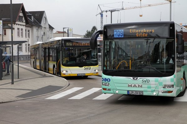 Gelbe und grüne Busse: Für die BVO, die die Stadtbuslinien übernommen hat (hier ein Bild vom Busbahnhof), drängt die Zeit. Die Erlaubnis, in der Arminstraße weitere Busse parken zu dürfen, ist nur für zwei Monate erteilt worden. - © Bernhard Preuss