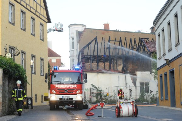 Das Feuer hat vom Dachstuhl nur ein verkohltes Gerippe übrig gelassen, das eventuell aus dem 18. oder 19. Jahrhundert stammende alte Haus an der Danzelstätte ist ausgebrannt. - © Joern Spreen-Ledebur