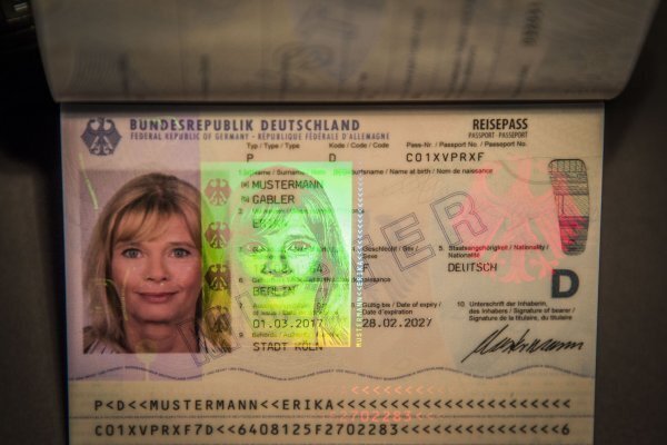 Seit Sommer vergangenen Jahres ist die Speicherung von zwei 
Fingerabdrücken auf dem Personalausweis Pflicht. Digitalcourage klagt 
dagegen jetzt auf EU-Ebene. - © Michael Kappeler/dpa