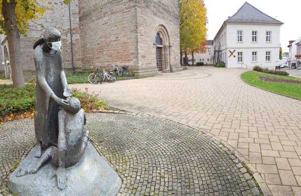 St. Rochus, der Schutzheilige für die Pesterkrankten, trägt in Steinheim eine Maske gegen die Ansteckungsgefahr. - © Madita Schellenberg