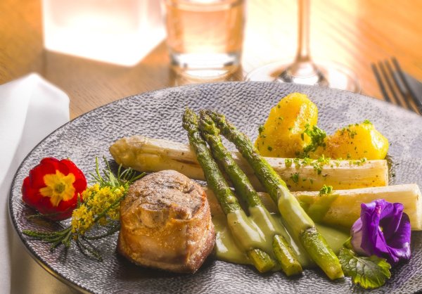 Ein leckeres Frühlingsgericht: Duo vom gebratenen Stangenspargel mit Bärlauchsauce, neuen Kartoffeln und Schweinemedaillons.  - © Westfälisch Genießen