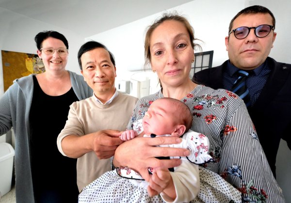 Mutter Adriana Bathori mit der kleinen Esther, Hebamme Astrid Barkusky-Teichert (v.l.), Gynäkologe Van Minh Le und Mann Csaba  Bathori. - © Andreas Frücht
