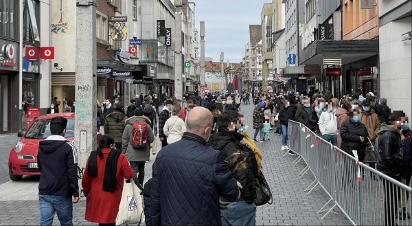 Besonders hoch ist der Andrang auf das Bielefelder Shoppingcenter Loom. - © Stefan Gerold